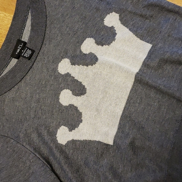 Rue21 gray crown print cropped sweater size small - Picture 2 of 2